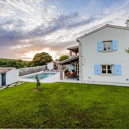 Vila Gorgeous In With Swimming Pool *