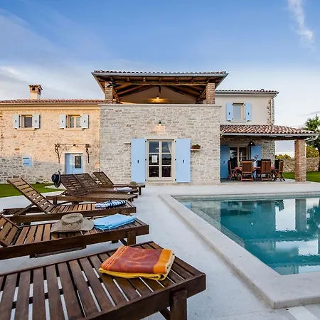 Gorgeous In With Swimming Pool *