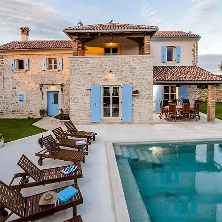 Gorgeous In With Swimming Pool