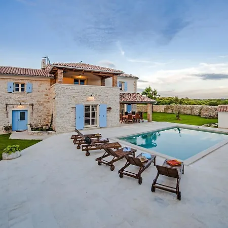 Gorgeous In With Swimming Pool Vila *