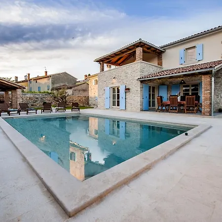 Villa Gorgeous In With Swimming Pool